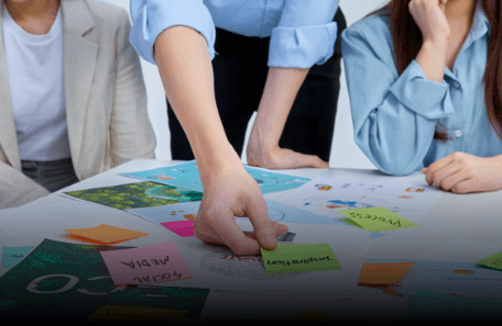 서로의 의견을 조율하는 학생들